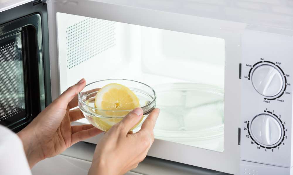 How to clean microwave with lemon