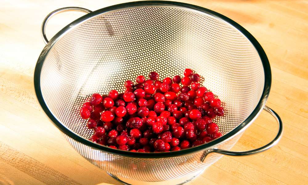 what does a colander look like